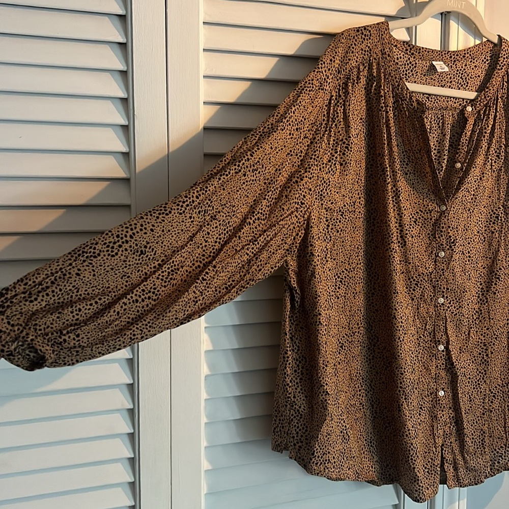 blouse/button up - Picture 3 of 3